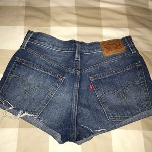 LEVI’S SHORTS